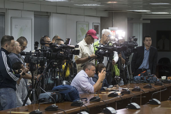 Rueda prensa contingencia Hidroituango
Rueda de prensa contingencia Hidroituango.  
Fecha: 30 Mayo 2018.
Para descargar esta fotografía en alta resolución, haga clic sobre la imagen hasta que la misma se despliegue en la pantalla completa; luego dé clic derecho y elija la opción "guardar imagen como". 
En caso de publicación por cualquier medio, solicitamos acompañarla del crédito: "Foto EPM
Palabras clave: Rueda prensa contingencia Hidroituango