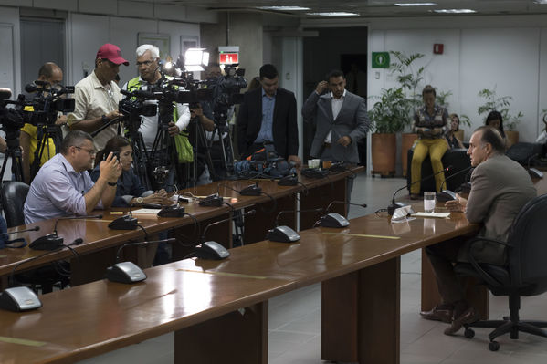 Rueda prensa contingencia Hidroituango
Rueda de prensa contingencia Hidroituango.  
Fecha: 30 Mayo 2018.
Para descargar esta fotografía en alta resolución, haga clic sobre la imagen hasta que la misma se despliegue en la pantalla completa; luego dé clic derecho y elija la opción "guardar imagen como". 
En caso de publicación por cualquier medio, solicitamos acompañarla del crédito: "Foto EPM
Palabras clave: Rueda prensa contingencia Hidroituango