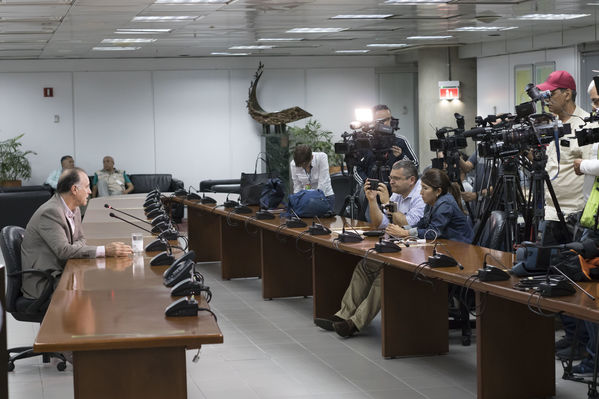 Rueda prensa contingencia Hidroituango
Rueda de prensa contingencia Hidroituango.  
Fecha: 30 Mayo 2018.
Para descargar esta fotografía en alta resolución, haga clic sobre la imagen hasta que la misma se despliegue en la pantalla completa; luego dé clic derecho y elija la opción "guardar imagen como". 
En caso de publicación por cualquier medio, solicitamos acompañarla del crédito: "Foto EPM
Palabras clave: Rueda prensa contingencia Hidroituango