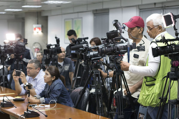 Rueda prensa contingencia Hidroituango
Rueda de prensa contingencia Hidroituango.  
Fecha: 30 Mayo 2018.
Para descargar esta fotografía en alta resolución, haga clic sobre la imagen hasta que la misma se despliegue en la pantalla completa; luego dé clic derecho y elija la opción "guardar imagen como". 
En caso de publicación por cualquier medio, solicitamos acompañarla del crédito: "Foto EPM
Palabras clave: Rueda prensa contingencia Hidroituango
