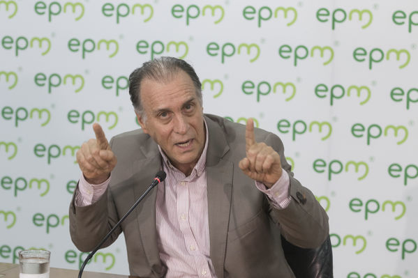 Rueda prensa contingencia Hidroituango
Rueda de prensa contingencia Hidroituango.  
Fecha: 30 Mayo 2018.
Para descargar esta fotografía en alta resolución, haga clic sobre la imagen hasta que la misma se despliegue en la pantalla completa; luego dé clic derecho y elija la opción "guardar imagen como". 
En caso de publicación por cualquier medio, solicitamos acompañarla del crédito: "Foto EPM
Palabras clave: Rueda prensa contingencia Hidroituango