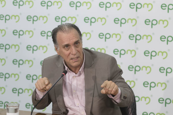 Rueda prensa contingencia Hidroituango
Rueda de prensa contingencia Hidroituango.  
Fecha: 30 Mayo 2018.
Para descargar esta fotografía en alta resolución, haga clic sobre la imagen hasta que la misma se despliegue en la pantalla completa; luego dé clic derecho y elija la opción "guardar imagen como". 
En caso de publicación por cualquier medio, solicitamos acompañarla del crédito: "Foto EPM
Palabras clave: Rueda prensa contingencia Hidroituango