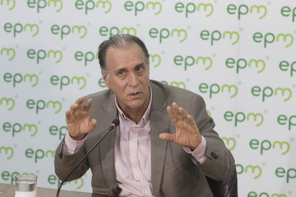 Rueda prensa contingencia Hidroituango
Rueda de prensa contingencia Hidroituango.  
Fecha: 30 Mayo 2018.
Para descargar esta fotografía en alta resolución, haga clic sobre la imagen hasta que la misma se despliegue en la pantalla completa; luego dé clic derecho y elija la opción "guardar imagen como". 
En caso de publicación por cualquier medio, solicitamos acompañarla del crédito: "Foto EPM
Palabras clave: Rueda prensa contingencia Hidroituango