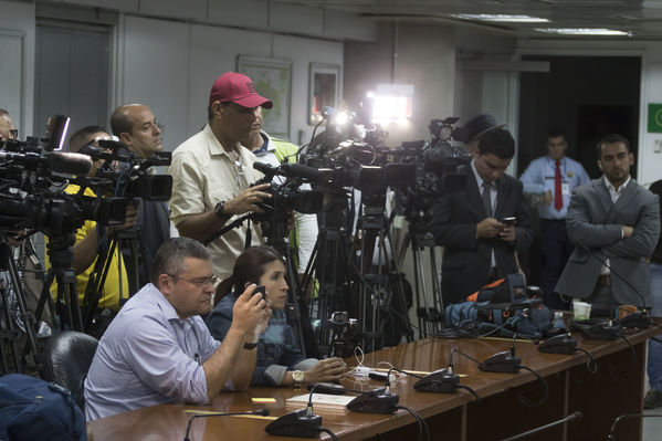 Rueda prensa contingencia Hidroituango
Rueda de prensa contingencia Hidroituango.  
Fecha: 30 Mayo 2018.
Para descargar esta fotografía en alta resolución, haga clic sobre la imagen hasta que la misma se despliegue en la pantalla completa; luego dé clic derecho y elija la opción "guardar imagen como". 
En caso de publicación por cualquier medio, solicitamos acompañarla del crédito: "Foto EPM
Palabras clave: Rueda prensa contingencia Hidroituango