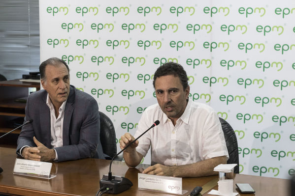 Rueda de prensa contingencia Hidroituango
Rueda de prensa contingencia Hidroituango.  
Fecha: 31 Mayo 2018.
Para descargar esta fotografía en alta resolución, haga clic sobre la imagen hasta que la misma se despliegue en la pantalla completa; luego dé clic derecho y elija la opción "guardar imagen como". 
En caso de publicación por cualquier medio, solicitamos acompañarla del crédito: "Foto EPM
Palabras clave: Rueda prensa contingencia Hidroituango