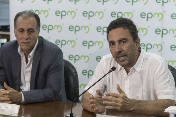 Rueda de prensa contingencia Hidroituango
Rueda de prensa contingencia Hidroituango.  
Fecha: 31 Mayo 2018.
Para descargar esta fotografía en alta resolución, haga clic sobre la imagen hasta que la misma se despliegue en la pantalla completa; luego dé clic derecho y elija la opción "guardar imagen como". 
En caso de publicación por cualquier medio, solicitamos acompañarla del crédito: "Foto EPM
Palabras clave: Rueda prensa contingencia Hidroituango