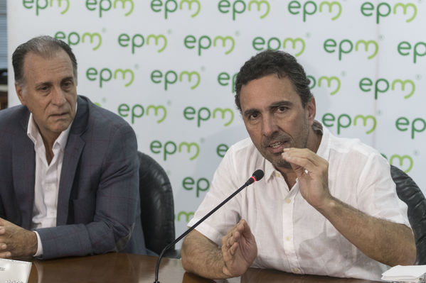 Rueda de prensa contingencia Hidroituango
Rueda de prensa contingencia Hidroituango.  
Fecha: 31 Mayo 2018.
Para descargar esta fotografía en alta resolución, haga clic sobre la imagen hasta que la misma se despliegue en la pantalla completa; luego dé clic derecho y elija la opción "guardar imagen como". 
En caso de publicación por cualquier medio, solicitamos acompañarla del crédito: "Foto EPM
Palabras clave: Rueda prensa contingencia Hidroituango