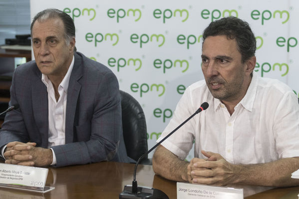 Rueda de prensa contingencia Hidroituango
Rueda de prensa contingencia Hidroituango.  
Fecha: 31 Mayo 2018.
Para descargar esta fotografía en alta resolución, haga clic sobre la imagen hasta que la misma se despliegue en la pantalla completa; luego dé clic derecho y elija la opción "guardar imagen como". 
En caso de publicación por cualquier medio, solicitamos acompañarla del crédito: "Foto EPM
Palabras clave: Rueda prensa contingencia Hidroituango
