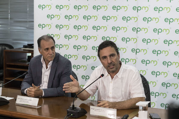 Rueda prensa contingencia Hidroituango
Rueda de prensa contingencia Hidroituango.  
Fecha: 31 Mayo 2018.
Para descargar esta fotografía en alta resolución, haga clic sobre la imagen hasta que la misma se despliegue en la pantalla completa; luego dé clic derecho y elija la opción "guardar imagen como". 
En caso de publicación por cualquier medio, solicitamos acompañarla del crédito: "Foto EPM
Palabras clave: Rueda prensa contingencia Hidroituango