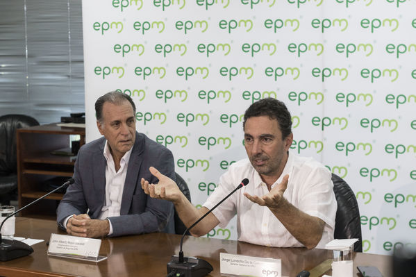 Rueda prensa contingencia Hidroituango
Rueda de prensa contingencia Hidroituango.  
Fecha: 31 Mayo 2018.
Para descargar esta fotografía en alta resolución, haga clic sobre la imagen hasta que la misma se despliegue en la pantalla completa; luego dé clic derecho y elija la opción "guardar imagen como". 
En caso de publicación por cualquier medio, solicitamos acompañarla del crédito: "Foto EPM
Palabras clave: Rueda prensa contingencia Hidroituango