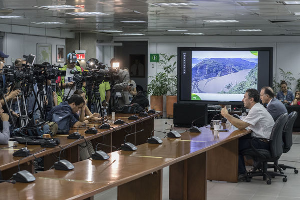 Rueda prensa contingencia Hidroituango
Rueda de prensa contingencia Hidroituango.  
Fecha: 31 Mayo 2018.
Para descargar esta fotografía en alta resolución, haga clic sobre la imagen hasta que la misma se despliegue en la pantalla completa; luego dé clic derecho y elija la opción "guardar imagen como". 
En caso de publicación por cualquier medio, solicitamos acompañarla del crédito: "Foto EPM
Palabras clave: Rueda prensa contingencia Hidroituango