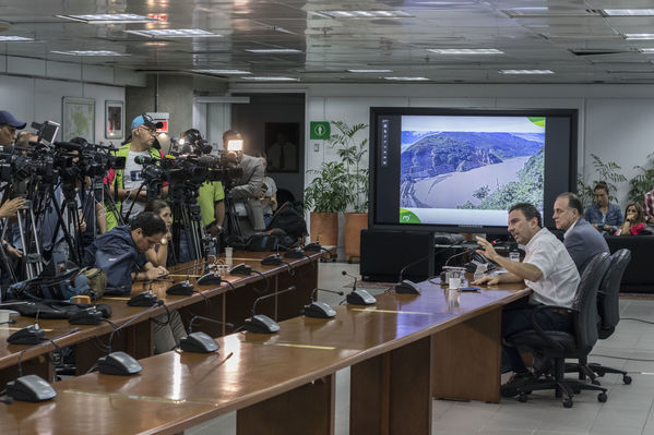Rueda prensa contingencia Hidroituango
Rueda de prensa contingencia Hidroituango.  
Fecha: 31 Mayo 2018.
Para descargar esta fotografía en alta resolución, haga clic sobre la imagen hasta que la misma se despliegue en la pantalla completa; luego dé clic derecho y elija la opción "guardar imagen como". 
En caso de publicación por cualquier medio, solicitamos acompañarla del crédito: "Foto EPM
Palabras clave: Rueda prensa contingencia Hidroituango