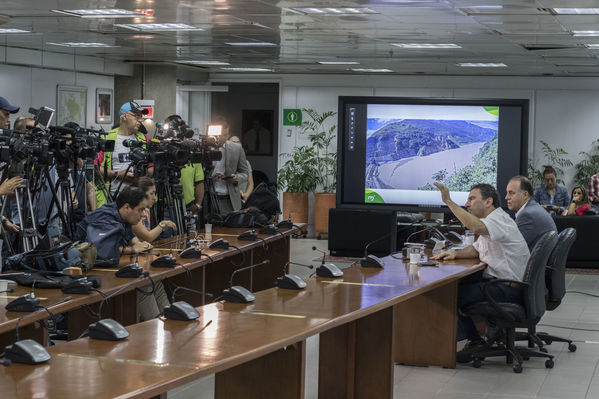 Rueda prensa contingencia Hidroituango
Rueda de prensa contingencia Hidroituango.  
Fecha: 31 Mayo 2018.
Para descargar esta fotografía en alta resolución, haga clic sobre la imagen hasta que la misma se despliegue en la pantalla completa; luego dé clic derecho y elija la opción "guardar imagen como". 
En caso de publicación por cualquier medio, solicitamos acompañarla del crédito: "Foto EPM
Palabras clave: Rueda prensa contingencia Hidroituango