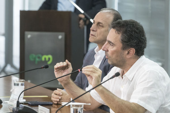 Rueda prensa contingencia Hidroituango
Rueda de prensa contingencia Hidroituango.  
Fecha: 31 Mayo 2018.
Para descargar esta fotografía en alta resolución, haga clic sobre la imagen hasta que la misma se despliegue en la pantalla completa; luego dé clic derecho y elija la opción "guardar imagen como". 
En caso de publicación por cualquier medio, solicitamos acompañarla del crédito: "Foto EPM
Palabras clave: Rueda prensa contingencia Hidroituango