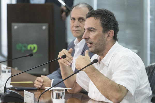 Rueda prensa contingencia Hidroituango
Rueda de prensa contingencia Hidroituango.  
Fecha: 31 Mayo 2018.
Para descargar esta fotografía en alta resolución, haga clic sobre la imagen hasta que la misma se despliegue en la pantalla completa; luego dé clic derecho y elija la opción "guardar imagen como". 
En caso de publicación por cualquier medio, solicitamos acompañarla del crédito: "Foto EPM
Palabras clave: Rueda prensa contingencia Hidroituango
