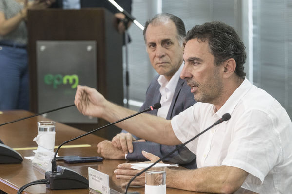 Rueda prensa contingencia Hidroituango
Rueda de prensa contingencia Hidroituango.  
Fecha: 31 Mayo 2018.
Para descargar esta fotografía en alta resolución, haga clic sobre la imagen hasta que la misma se despliegue en la pantalla completa; luego dé clic derecho y elija la opción "guardar imagen como". 
En caso de publicación por cualquier medio, solicitamos acompañarla del crédito: "Foto EPM
Palabras clave: Rueda prensa contingencia Hidroituango