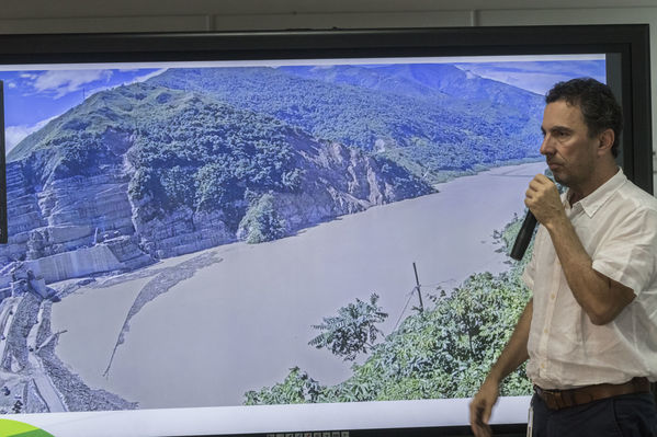Rueda prensa contingencia Hidroituango
Rueda de prensa contingencia Hidroituango.  
Fecha: 31 Mayo 2018.
Para descargar esta fotografía en alta resolución, haga clic sobre la imagen hasta que la misma se despliegue en la pantalla completa; luego dé clic derecho y elija la opción "guardar imagen como". 
En caso de publicación por cualquier medio, solicitamos acompañarla del crédito: "Foto EPM
Palabras clave: Rueda prensa contingencia Hidroituango