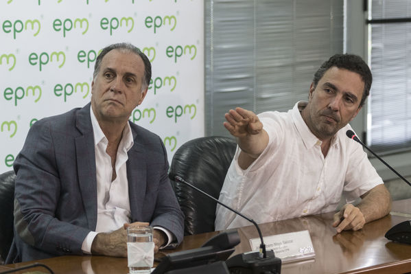 Rueda prensa contingencia Hidroituango
Rueda de prensa contingencia Hidroituango.  
Fecha: 31 Mayo 2018.
Para descargar esta fotografía en alta resolución, haga clic sobre la imagen hasta que la misma se despliegue en la pantalla completa; luego dé clic derecho y elija la opción "guardar imagen como". 
En caso de publicación por cualquier medio, solicitamos acompañarla del crédito: "Foto EPM
Palabras clave: Rueda prensa contingencia Hidroituango