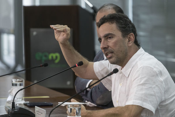 Rueda prensa contingencia Hidroituango
Rueda de prensa contingencia Hidroituango.  
Fecha: 31 Mayo 2018.
Para descargar esta fotografía en alta resolución, haga clic sobre la imagen hasta que la misma se despliegue en la pantalla completa; luego dé clic derecho y elija la opción "guardar imagen como". 
En caso de publicación por cualquier medio, solicitamos acompañarla del crédito: "Foto EPM
Palabras clave: Rueda prensa contingencia Hidroituango
