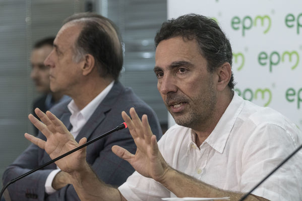 Rueda prensa contingencia Hidroituango
Rueda de prensa contingencia Hidroituango.  
Fecha: 31 Mayo 2018.
Para descargar esta fotografía en alta resolución, haga clic sobre la imagen hasta que la misma se despliegue en la pantalla completa; luego dé clic derecho y elija la opción "guardar imagen como". 
En caso de publicación por cualquier medio, solicitamos acompañarla del crédito: "Foto EPM
Palabras clave: Rueda prensa contingencia Hidroituango