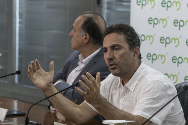 Rueda prensa contingencia Hidroituango
Rueda de prensa contingencia Hidroituango.  
Fecha: 31 Mayo 2018.
Para descargar esta fotografía en alta resolución, haga clic sobre la imagen hasta que la misma se despliegue en la pantalla completa; luego dé clic derecho y elija la opción "guardar imagen como". 
En caso de publicación por cualquier medio, solicitamos acompañarla del crédito: "Foto EPM
Palabras clave: Rueda prensa contingencia Hidroituango