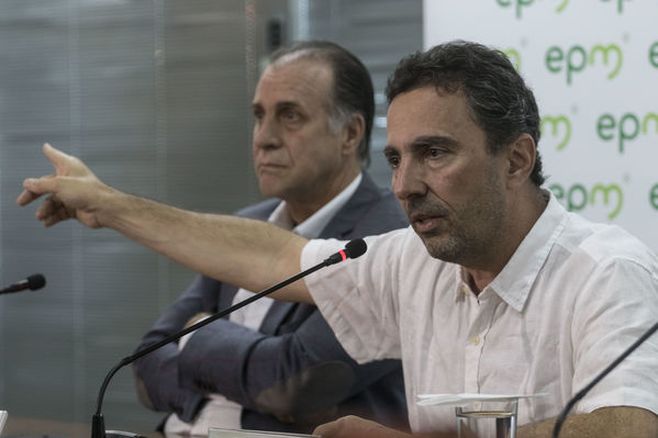 Rueda prensa contingencia Hidroituango
Rueda de prensa contingencia Hidroituango.  
Fecha: 31 Mayo 2018.
Para descargar esta fotografía en alta resolución, haga clic sobre la imagen hasta que la misma se despliegue en la pantalla completa; luego dé clic derecho y elija la opción "guardar imagen como". 
En caso de publicación por cualquier medio, solicitamos acompañarla del crédito: "Foto EPM
Palabras clave: Rueda prensa contingencia Hidroituango