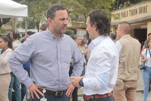 Rueda prensa centro parrilla 
Rueda prensa centro parrilla  
Fecha: Mayo 7 2019. 
Para descargar esta fotografía en alta resolución, haga clic sobre la imagen hasta que la misma se despliegue en la pantalla completa; luego dé clic derecho y elija la opción "guardar imagen como". 
En caso de publicación por cualquier medio, solicitamos acompañarla del crédito: "Foto EPM"
Palabras clave: Rueda prensa centro parrilla