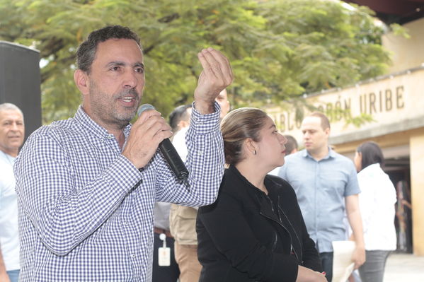 Rueda prensa centro parrilla 
Rueda prensa centro parrilla  
Fecha: Mayo 7 2019. 
Para descargar esta fotografía en alta resolución, haga clic sobre la imagen hasta que la misma se despliegue en la pantalla completa; luego dé clic derecho y elija la opción "guardar imagen como". 
En caso de publicación por cualquier medio, solicitamos acompañarla del crédito: "Foto EPM"
Palabras clave: Rueda prensa centro parrilla