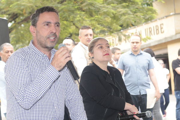 Rueda prensa centro parrilla 
Rueda prensa centro parrilla  
Fecha: Mayo 7 2019. 
Para descargar esta fotografía en alta resolución, haga clic sobre la imagen hasta que la misma se despliegue en la pantalla completa; luego dé clic derecho y elija la opción "guardar imagen como". 
En caso de publicación por cualquier medio, solicitamos acompañarla del crédito: "Foto EPM"
Palabras clave: Rueda prensa centro parrilla