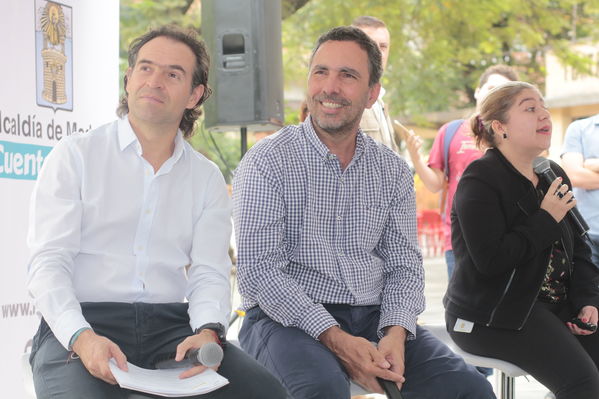 Rueda prensa centro parrilla 
Rueda prensa centro parrilla  
Fecha: Mayo 7 2019. 
Para descargar esta fotografía en alta resolución, haga clic sobre la imagen hasta que la misma se despliegue en la pantalla completa; luego dé clic derecho y elija la opción "guardar imagen como". 
En caso de publicación por cualquier medio, solicitamos acompañarla del crédito: "Foto EPM"
Palabras clave: Rueda prensa centro parrilla