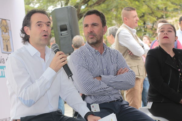 Rueda prensa centro parrilla 
Rueda prensa centro parrilla  
Fecha: Mayo 7 2019. 
Para descargar esta fotografía en alta resolución, haga clic sobre la imagen hasta que la misma se despliegue en la pantalla completa; luego dé clic derecho y elija la opción "guardar imagen como". 
En caso de publicación por cualquier medio, solicitamos acompañarla del crédito: "Foto EPM"
Palabras clave: Rueda prensa centro parrilla