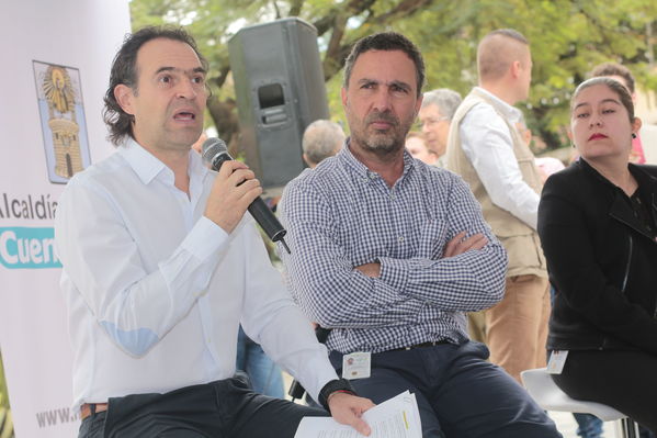 Rueda prensa centro parrilla 
Rueda prensa centro parrilla  
Fecha: Mayo 7 2019. 
Para descargar esta fotografía en alta resolución, haga clic sobre la imagen hasta que la misma se despliegue en la pantalla completa; luego dé clic derecho y elija la opción "guardar imagen como". 
En caso de publicación por cualquier medio, solicitamos acompañarla del crédito: "Foto EPM"
Palabras clave: Rueda prensa centro parrilla
