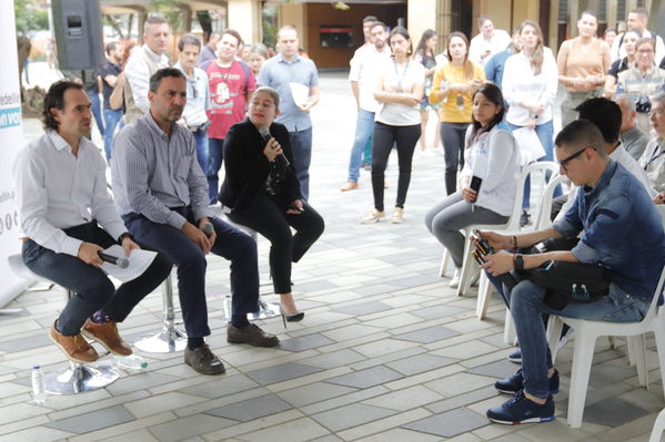 Rueda prensa centro parrilla 
Rueda prensa centro parrilla  
Fecha: Mayo 7 2019. 
Para descargar esta fotografía en alta resolución, haga clic sobre la imagen hasta que la misma se despliegue en la pantalla completa; luego dé clic derecho y elija la opción "guardar imagen como". 
En caso de publicación por cualquier medio, solicitamos acompañarla del crédito: "Foto EPM"
Palabras clave: Rueda prensa centro parrilla