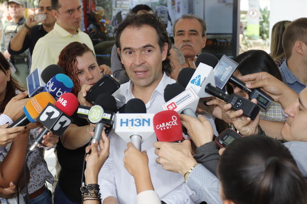 Rueda prensa centro parrilla 
Rueda prensa centro parrilla  
Fecha: Mayo 7 2019. 
Para descargar esta fotografía en alta resolución, haga clic sobre la imagen hasta que la misma se despliegue en la pantalla completa; luego dé clic derecho y elija la opción "guardar imagen como". 
En caso de publicación por cualquier medio, solicitamos acompañarla del crédito: "Foto EPM"
Palabras clave: Rueda prensa centro parrilla