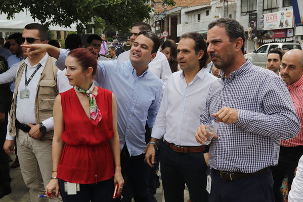 Rueda prensa centro parrilla 
Rueda prensa centro parrilla  
Fecha: Mayo 7 2019. 
Para descargar esta fotografía en alta resolución, haga clic sobre la imagen hasta que la misma se despliegue en la pantalla completa; luego dé clic derecho y elija la opción "guardar imagen como". 
En caso de publicación por cualquier medio, solicitamos acompañarla del crédito: "Foto EPM"
Palabras clave: Rueda prensa centro parrilla