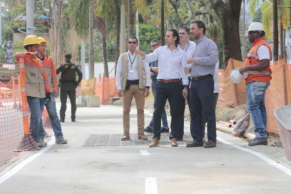 Rueda prensa centro parrilla 
Rueda prensa centro parrilla  
Fecha: Mayo 7 2019. 
Para descargar esta fotografía en alta resolución, haga clic sobre la imagen hasta que la misma se despliegue en la pantalla completa; luego dé clic derecho y elija la opción "guardar imagen como". 
En caso de publicación por cualquier medio, solicitamos acompañarla del crédito: "Foto EPM"
Palabras clave: Rueda prensa centro parrilla