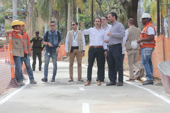 Rueda prensa centro parrilla 
Rueda prensa centro parrilla  
Fecha: Mayo 7 2019. 
Para descargar esta fotografía en alta resolución, haga clic sobre la imagen hasta que la misma se despliegue en la pantalla completa; luego dé clic derecho y elija la opción "guardar imagen como". 
En caso de publicación por cualquier medio, solicitamos acompañarla del crédito: "Foto EPM"
Palabras clave: Rueda prensa centro parrilla