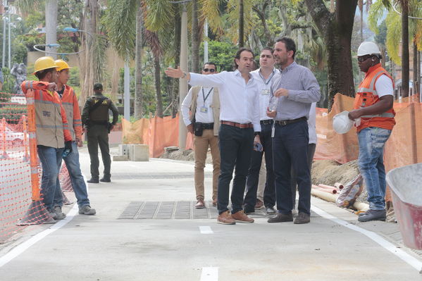Rueda prensa centro parrilla 
Rueda prensa centro parrilla  
Fecha: Mayo 7 2019. 
Para descargar esta fotografía en alta resolución, haga clic sobre la imagen hasta que la misma se despliegue en la pantalla completa; luego dé clic derecho y elija la opción "guardar imagen como". 
En caso de publicación por cualquier medio, solicitamos acompañarla del crédito: "Foto EPM"
Palabras clave: Rueda prensa centro parrilla