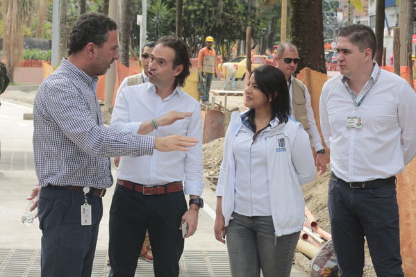 Rueda prensa centro parrilla 
Rueda prensa centro parrilla  
Fecha: Mayo 7 2019. 
Para descargar esta fotografía en alta resolución, haga clic sobre la imagen hasta que la misma se despliegue en la pantalla completa; luego dé clic derecho y elija la opción "guardar imagen como". 
En caso de publicación por cualquier medio, solicitamos acompañarla del crédito: "Foto EPM"
Palabras clave: Rueda prensa centro parrilla