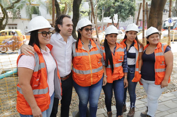 Rueda prensa centro parrilla 
Rueda prensa centro parrilla  
Fecha: Mayo 7 2019. 
Para descargar esta fotografía en alta resolución, haga clic sobre la imagen hasta que la misma se despliegue en la pantalla completa; luego dé clic derecho y elija la opción "guardar imagen como". 
En caso de publicación por cualquier medio, solicitamos acompañarla del crédito: "Foto EPM"
Palabras clave: Rueda prensa centro parrilla