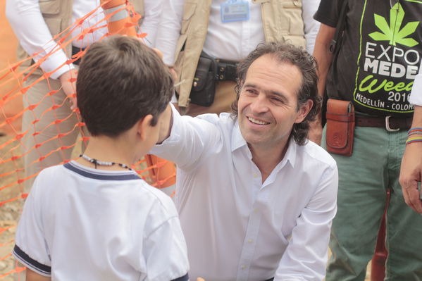 Rueda prensa centro parrilla 
Rueda prensa centro parrilla  
Fecha: Mayo 7 2019. 
Para descargar esta fotografía en alta resolución, haga clic sobre la imagen hasta que la misma se despliegue en la pantalla completa; luego dé clic derecho y elija la opción "guardar imagen como". 
En caso de publicación por cualquier medio, solicitamos acompañarla del crédito: "Foto EPM"
Palabras clave: Rueda prensa centro parrilla