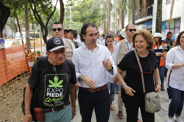 Rueda prensa centro parrilla 
Rueda prensa centro parrilla  
Fecha: Mayo 7 2019. 
Para descargar esta fotografía en alta resolución, haga clic sobre la imagen hasta que la misma se despliegue en la pantalla completa; luego dé clic derecho y elija la opción "guardar imagen como". 
En caso de publicación por cualquier medio, solicitamos acompañarla del crédito: "Foto EPM"
Palabras clave: Rueda prensa centro parrilla