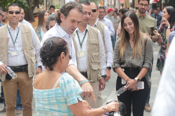 Rueda prensa centro parrilla 
Rueda prensa centro parrilla  
Fecha: Mayo 7 2019. 
Para descargar esta fotografía en alta resolución, haga clic sobre la imagen hasta que la misma se despliegue en la pantalla completa; luego dé clic derecho y elija la opción "guardar imagen como". 
En caso de publicación por cualquier medio, solicitamos acompañarla del crédito: "Foto EPM"
Palabras clave: Rueda prensa centro parrilla