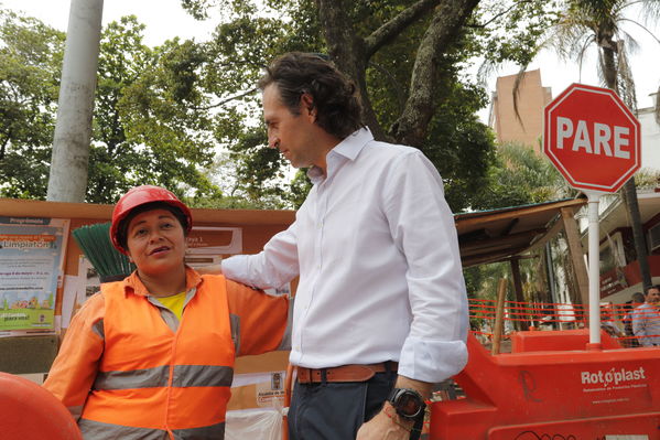 Rueda prensa centro parrilla 
Rueda prensa centro parrilla  
Fecha: Mayo 7 2019. 
Para descargar esta fotografía en alta resolución, haga clic sobre la imagen hasta que la misma se despliegue en la pantalla completa; luego dé clic derecho y elija la opción "guardar imagen como". 
En caso de publicación por cualquier medio, solicitamos acompañarla del crédito: "Foto EPM"
Palabras clave: Rueda prensa centro parrilla