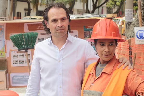 Rueda prensa centro parrilla 
Rueda prensa centro parrilla  
Fecha: Mayo 7 2019. 
Para descargar esta fotografía en alta resolución, haga clic sobre la imagen hasta que la misma se despliegue en la pantalla completa; luego dé clic derecho y elija la opción "guardar imagen como". 
En caso de publicación por cualquier medio, solicitamos acompañarla del crédito: "Foto EPM"
Palabras clave: Rueda prensa centro parrilla