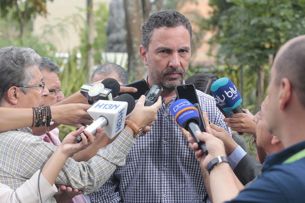 Rueda prensa centro parrilla 
Rueda prensa centro parrilla  
Fecha: Mayo 7 2019. 
Para descargar esta fotografía en alta resolución, haga clic sobre la imagen hasta que la misma se despliegue en la pantalla completa; luego dé clic derecho y elija la opción "guardar imagen como". 
En caso de publicación por cualquier medio, solicitamos acompañarla del crédito: "Foto EPM"
Palabras clave: Rueda prensa centro parrilla