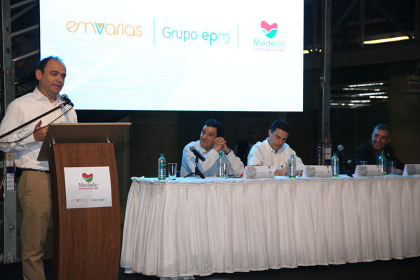Firma protocolaria de la compra de Emvarias
Firma protocolaria de la compra de Emvarias
Fecha: Noviembre 1 de 2013. 
Para descargar esta fotografía en alta resolución, haga clic sobre la imagen hasta que la misma se despliegue en la pantalla completa; luego dé clic derecho y elija la opción "guardar imagen como". 
En caso de publicación por cualquier medio, solicitamos acompañarla del crédito: "Foto EPM"
Palabras clave: Firma protocolaria compra Emvarias