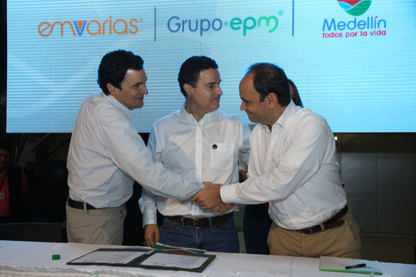 Firma protocolaria de la compra de Emvarias
Firma protocolaria de la compra de Emvarias
Fecha: Noviembre 1 de 2013. 
Para descargar esta fotografía en alta resolución, haga clic sobre la imagen hasta que la misma se despliegue en la pantalla completa; luego dé clic derecho y elija la opción "guardar imagen como". 
En caso de publicación por cualquier medio, solicitamos acompañarla del crédito: "Foto EPM"
Palabras clave: Firma protocolaria compra Emvarias