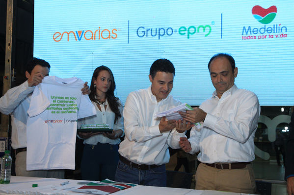 Firma protocolaria de la compra de Emvarias
Firma protocolaria de la compra de Emvarias
Fecha: Noviembre 1 de 2013. 
Para descargar esta fotografía en alta resolución, haga clic sobre la imagen hasta que la misma se despliegue en la pantalla completa; luego dé clic derecho y elija la opción "guardar imagen como". 
En caso de publicación por cualquier medio, solicitamos acompañarla del crédito: "Foto EPM"
Palabras clave: Firma protocolaria compra Emvarias