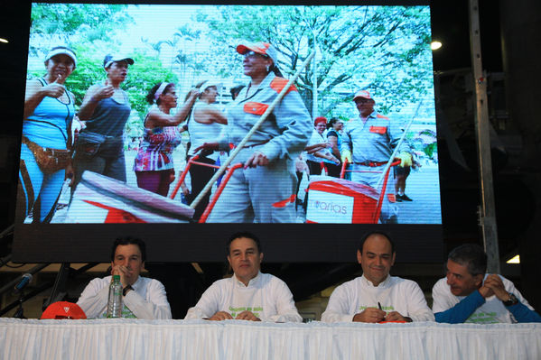 Firma protocolaria de la compra de Emvarias
Firma protocolaria de la compra de Emvarias
Fecha: Noviembre 1 de 2013. 
Para descargar esta fotografía en alta resolución, haga clic sobre la imagen hasta que la misma se despliegue en la pantalla completa; luego dé clic derecho y elija la opción "guardar imagen como". 
En caso de publicación por cualquier medio, solicitamos acompañarla del crédito: "Foto EPM"
Palabras clave: Firma protocolaria compra Emvarias